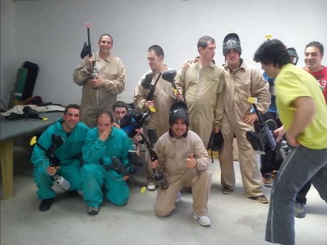 Jugadores antes de salir al campo.jpg